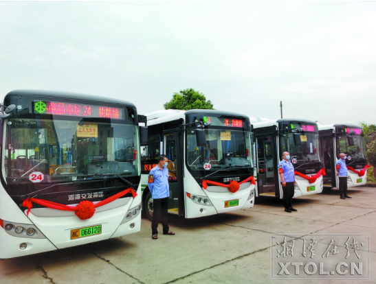 全新的24路純電動(dòng)公交車整裝待發(fā)。（記者 譚濤 攝）