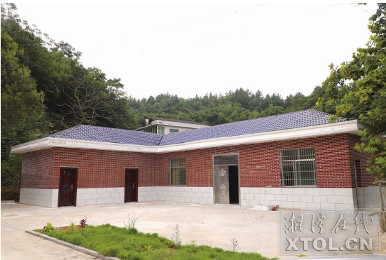 加大對對口幫扶村的基礎(chǔ)設(shè)施建設(shè)和產(chǎn)業(yè)幫扶資金支持。圖為湘鄉(xiāng)市月山鎮(zhèn)紅日村新修建的組織活動場所。