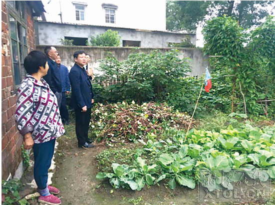 湘潭城發(fā)集團黨委副書記、總經(jīng)理程獻來到陳高家中走訪，了解生產(chǎn)生活情況。