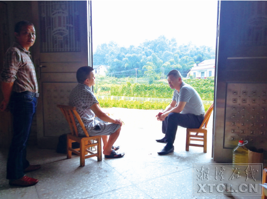 湘潭城發(fā)集團黨委書記、董事長黃勁松開展結(jié)對幫扶走訪，與陳連華促膝交談。