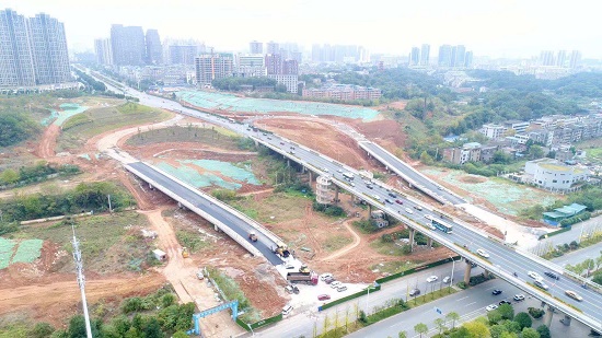 三大橋河?xùn)|匝道路面工程進(jìn)入掃尾階段。（羅韜 攝）.jpg