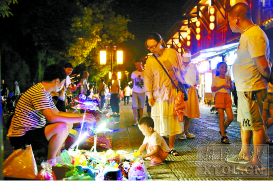 夜晚的窯灣燈火通明非常熱鬧，許多市民在這里散步、購物。（記者 羅韜 攝）