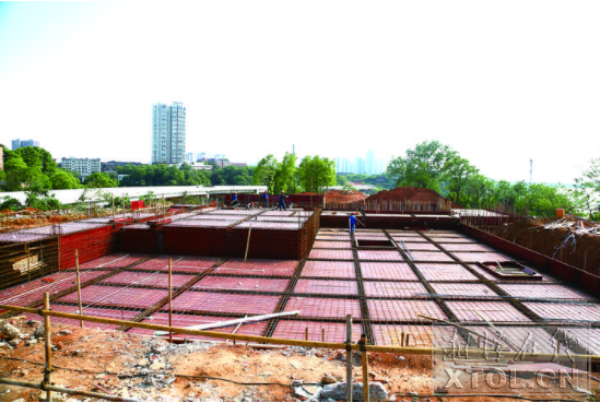 湘江河東風光帶二期公園配套服務設施（城發(fā)晴溪）項目正進行地下室基礎施工。（羅韜 攝）