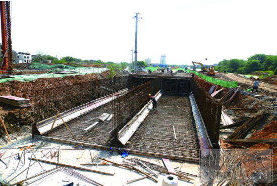 愛勞渠黑臭水體基礎治理工程正進行低排閘箱涵澆筑。（羅韜 攝）