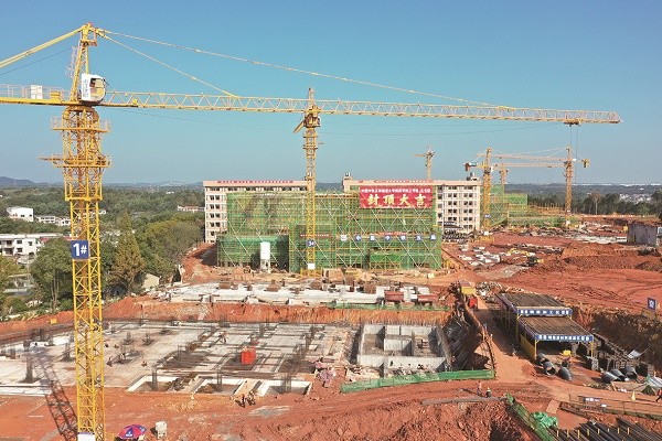 湘潭大學(xué)附屬實(shí)驗(yàn)學(xué)校項(xiàng)目火熱建設(shè)中。（方陽  攝）(1).jpg