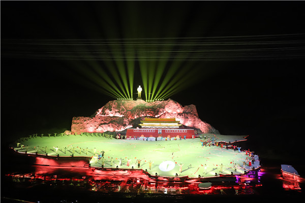 城發(fā)集團(tuán)參學(xué)人員觀看紅色實(shí)景演出《中國出了個(gè)毛澤東》。.JPG