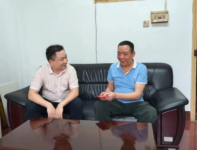 第17張：集團(tuán)黨委委員、紀(jì)委書記肖崢慰問城發(fā)交運(yùn)集團(tuán)困難黨員楊國生.jpg