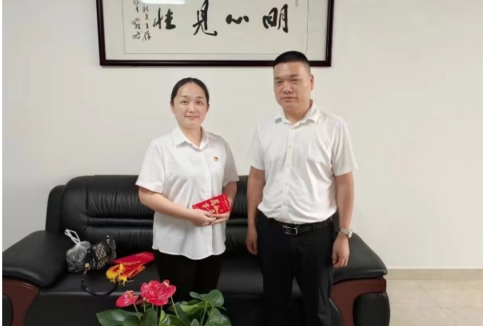 第14張：集團(tuán)黨委委員、副總經(jīng)理黃立新慰問城發(fā)交運(yùn)集團(tuán)困難黨員張岱.jpg