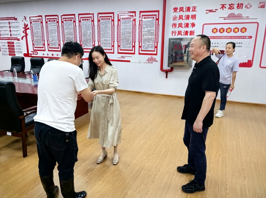 第12張：集團(tuán)黨委委員、總會計師王維慰問城發(fā)紅旅集團(tuán)困難黨員唐文城.jpg