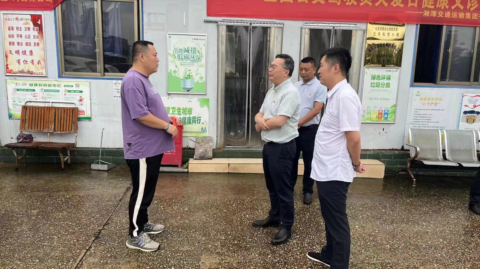 第6張：集團(tuán)黨委副書記、工會主席梁真慰問城發(fā)交運(yùn)集團(tuán)困難黨員易賽峰.jpg
