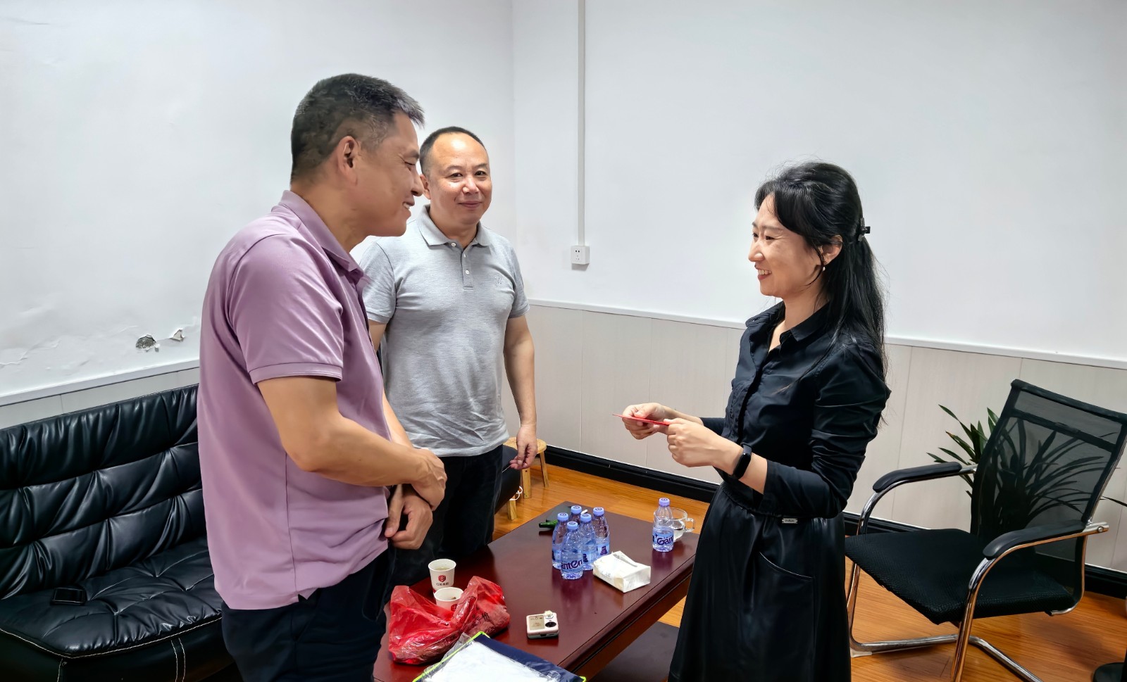 第15張：l集團(tuán)黨委委員、副總經(jīng)理王湘雷慰問城發(fā)紅旅集團(tuán)困難黨員戴靈芝.jpg