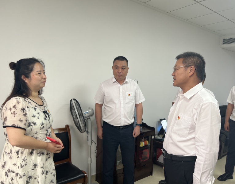 第4張：集團(tuán)黨委書記、董事長周俊文慰問城發(fā)科技集團(tuán)困難黨員彭煒麗.jpg