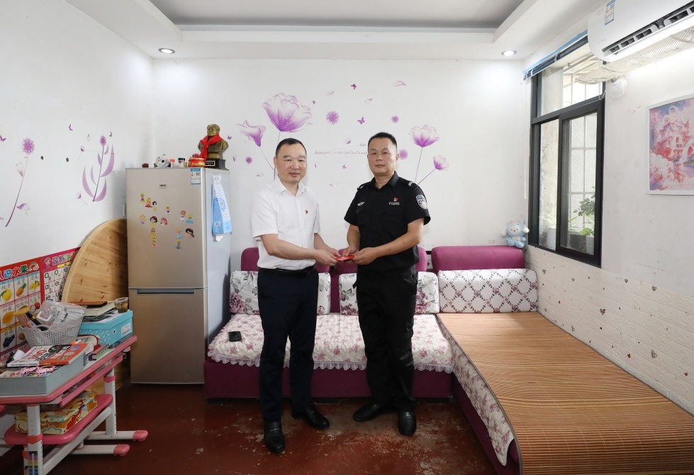 第8張：集團(tuán)黨委委員、副總經(jīng)理胡繼軍慰問城發(fā)湘盾集團(tuán)困難黨員戴力強(qiáng).jpg