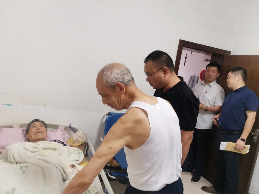 第2張：市國資委黨委委員、副主任胡野天慰問城發(fā)交運(yùn)集團(tuán)困難黨員周雨群.jpg