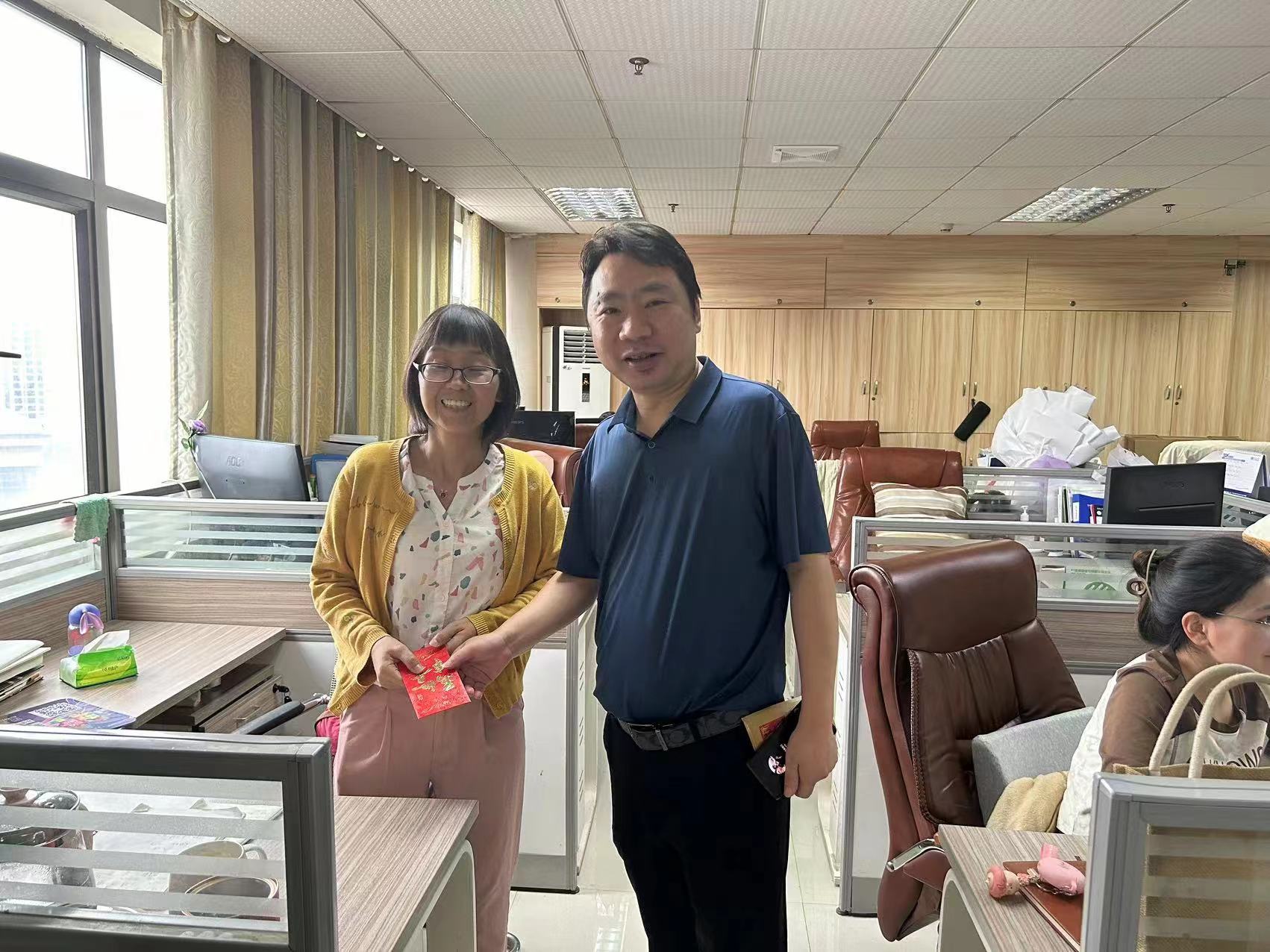 第13張：集團(tuán)黨委委員、副總經(jīng)理馬禮慰問設(shè)計集團(tuán)困難黨員李強(qiáng).jpg